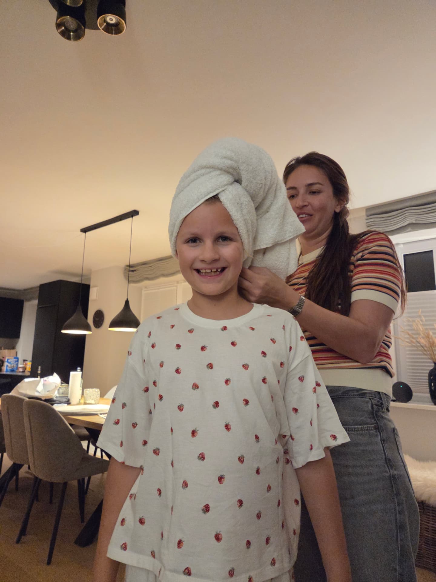 Ein fröhlicher Familienmoment im Wohnbereich des Hauses