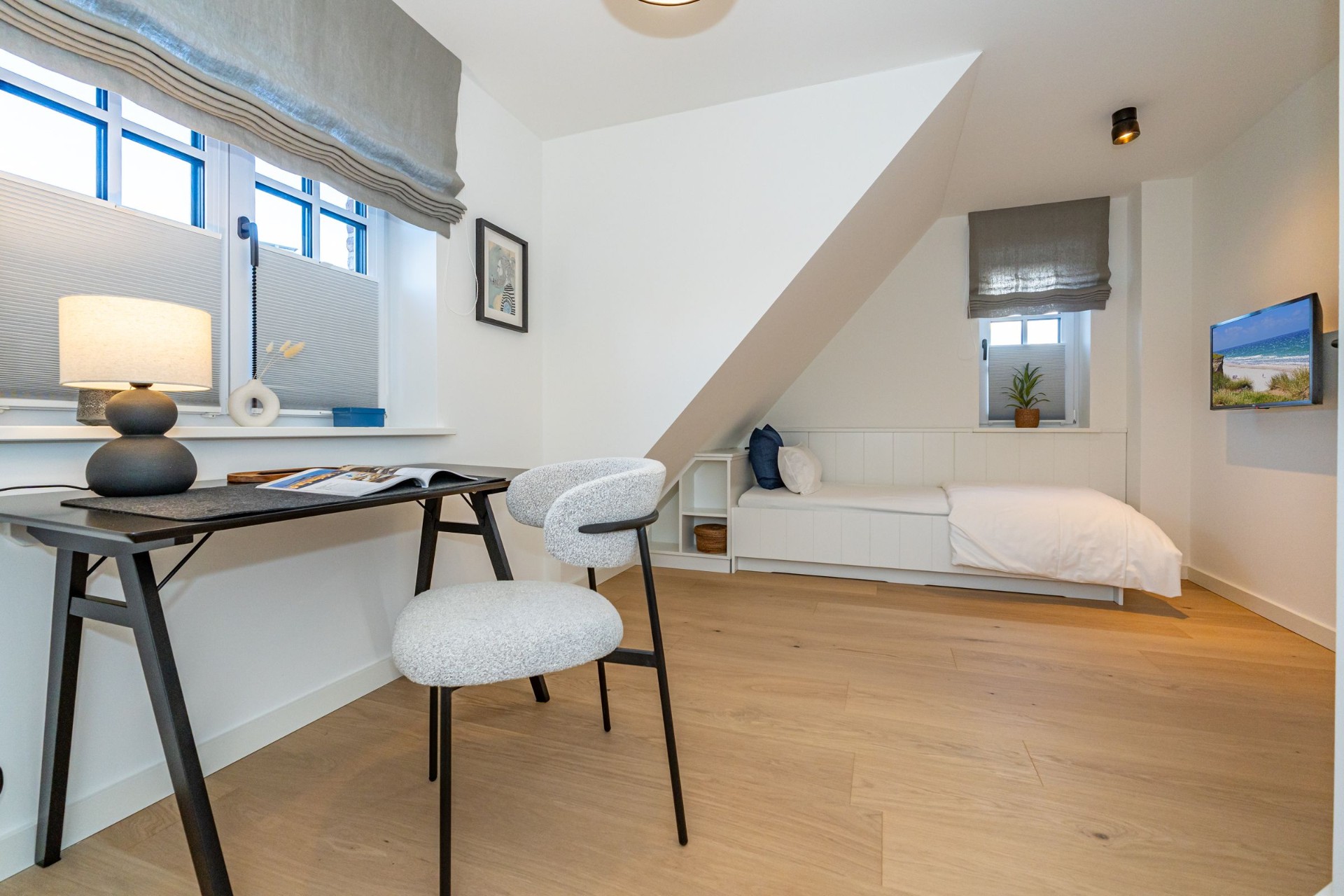 Zimmer mit Einzelbett und Schreibtisch