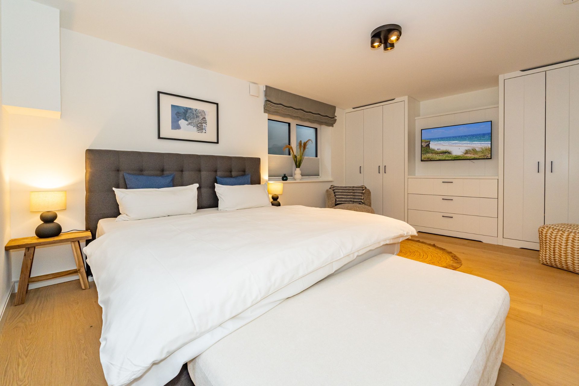 Schlafzimmer mit Doppelbett im Haus Marit